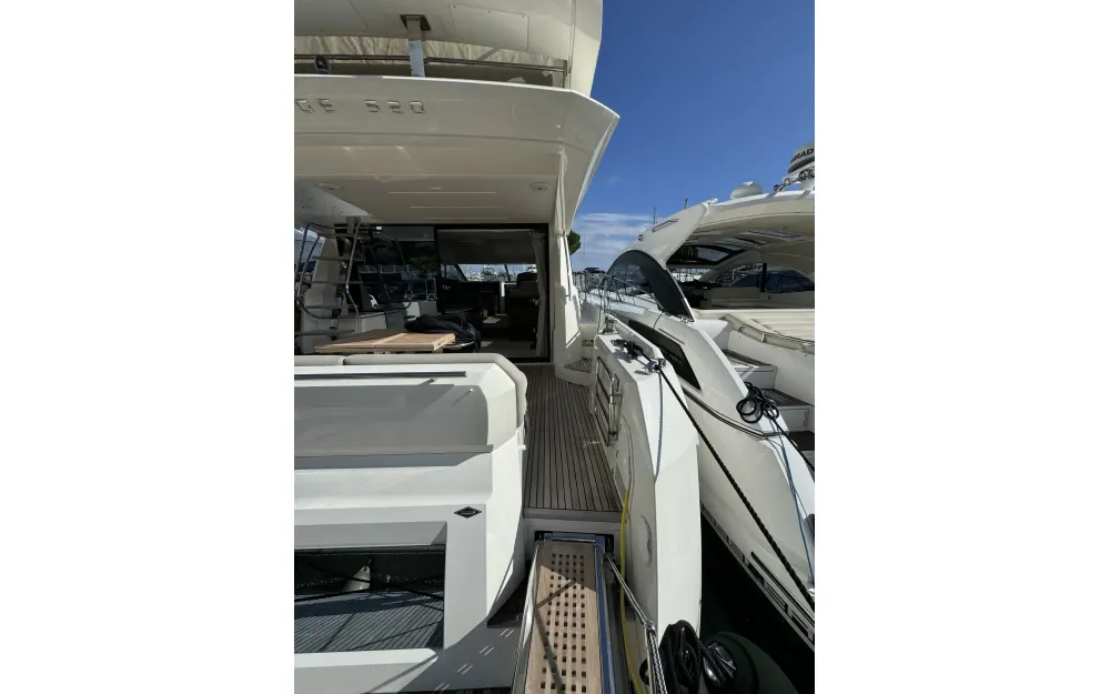 slider 27 Jeanneau Prestige 520Fly