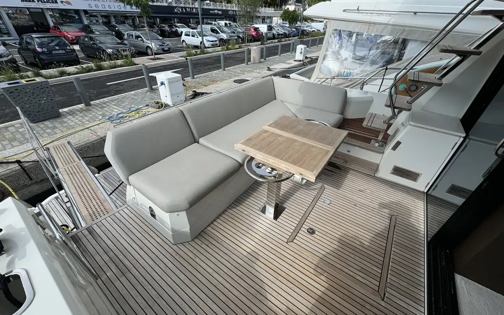 slider 3 Prestige Yachts 520 Fly