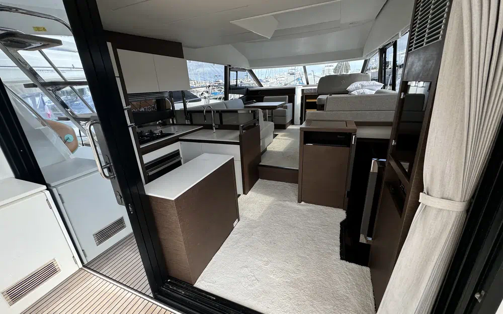 slider 4 Prestige Yachts 520 Fly
