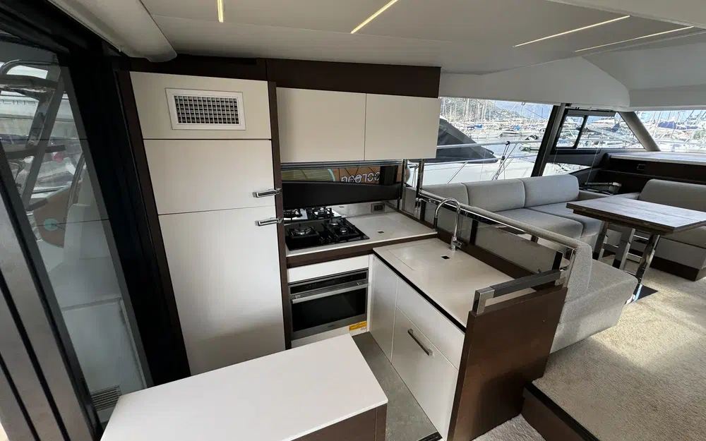 slider 6 Prestige Yachts 520 Fly