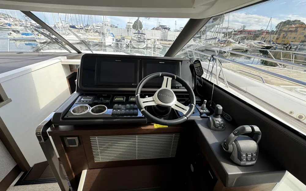 slider 7 Prestige Yachts 520 Fly