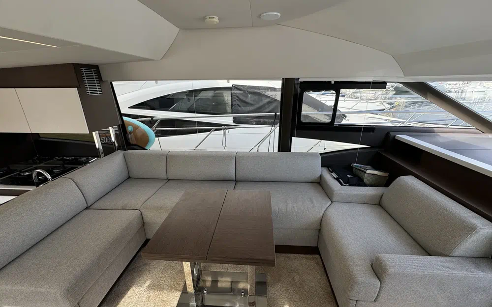 slider 8 Prestige Yachts 520 Fly