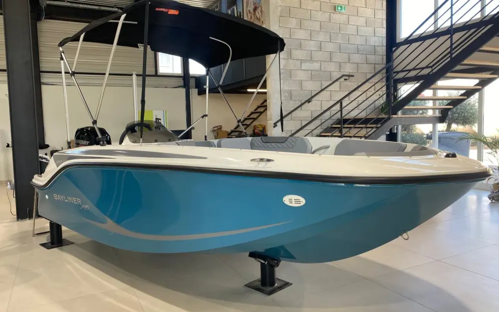 slider 0 Bayliner Element M15