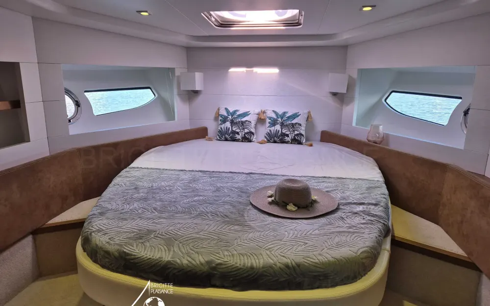 slider 10 Beneteau Gran Turismo 49 Fly