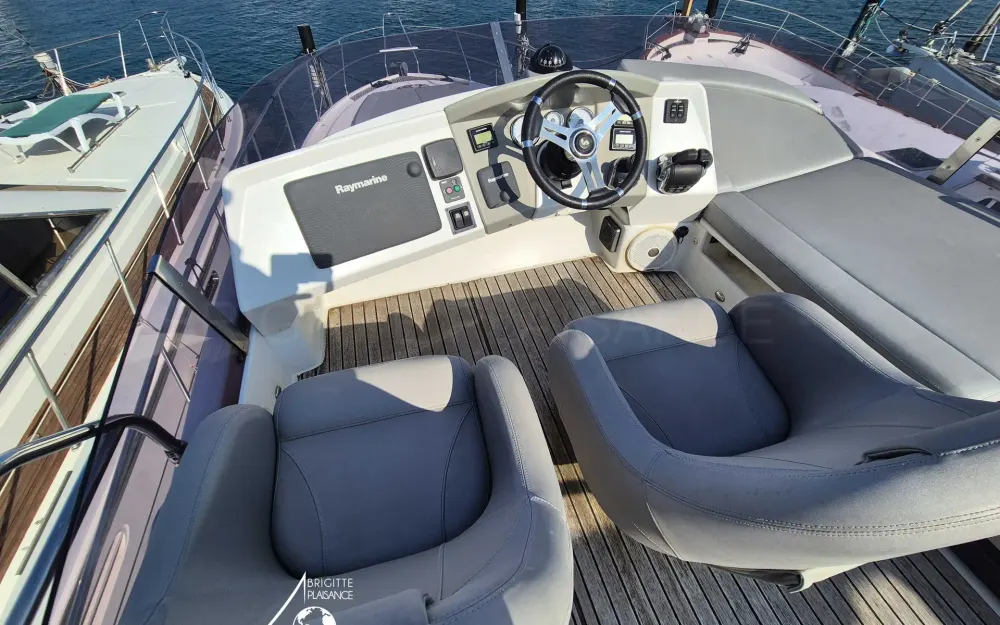slider 5 Beneteau Gran Turismo 49 Fly