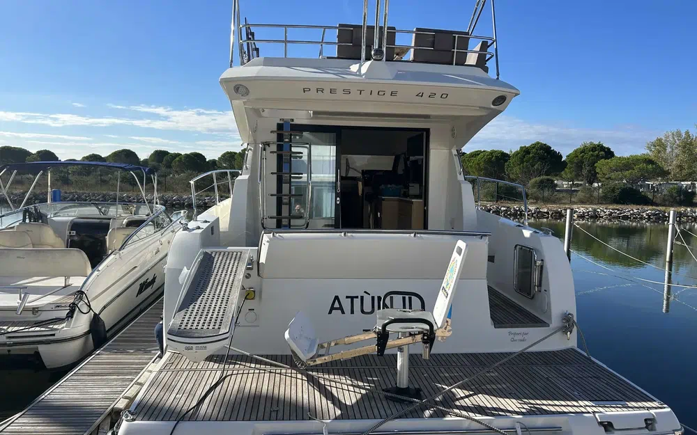 slider 1 Prestige Yachts 420 Fly