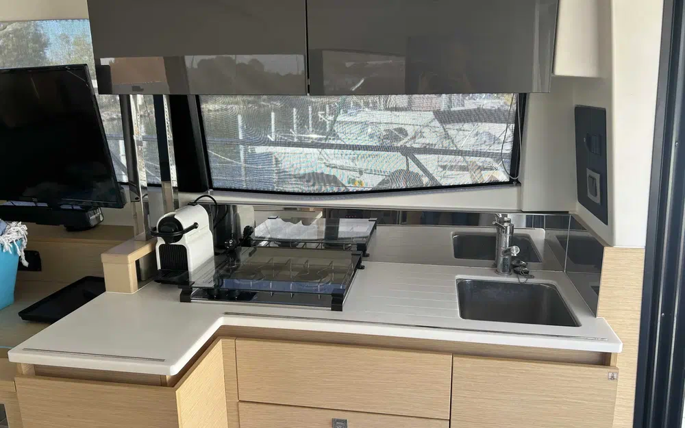 slider 6 Prestige Yachts 420 Fly