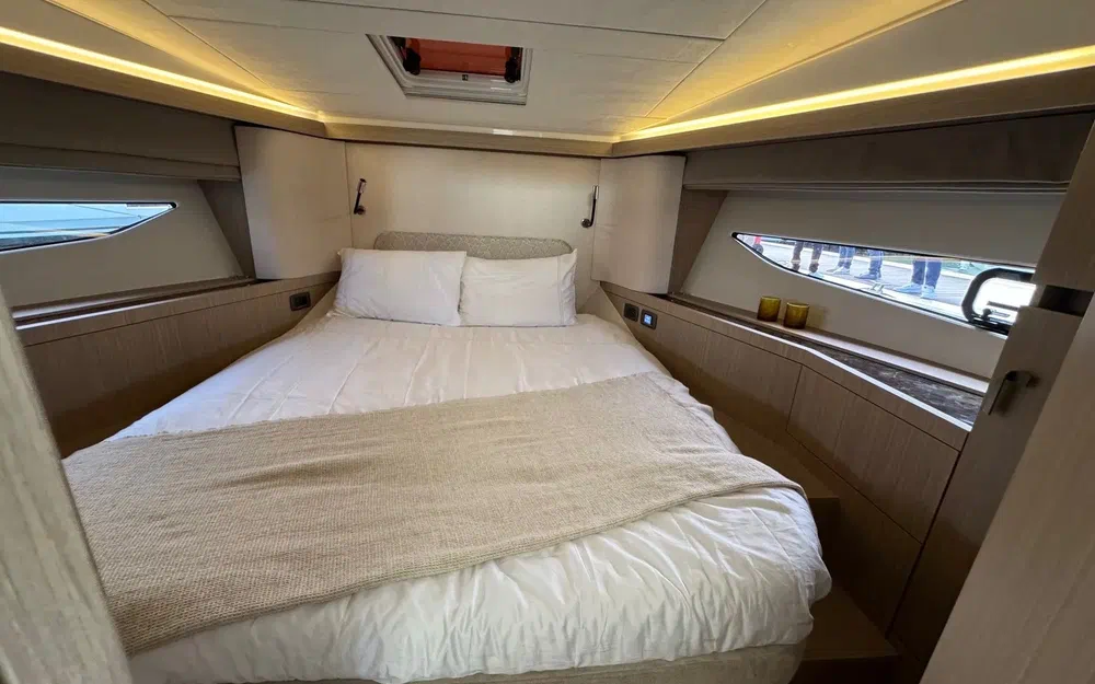 slider 8 Prestige Yachts F4.3