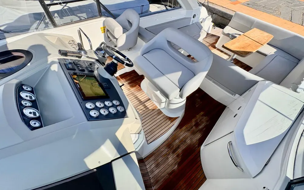 slider 10 Beneteau Gran Turismo 38