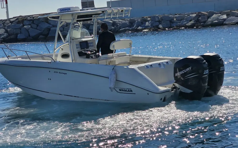 slider 24 Boston Whaler  270 Outrage