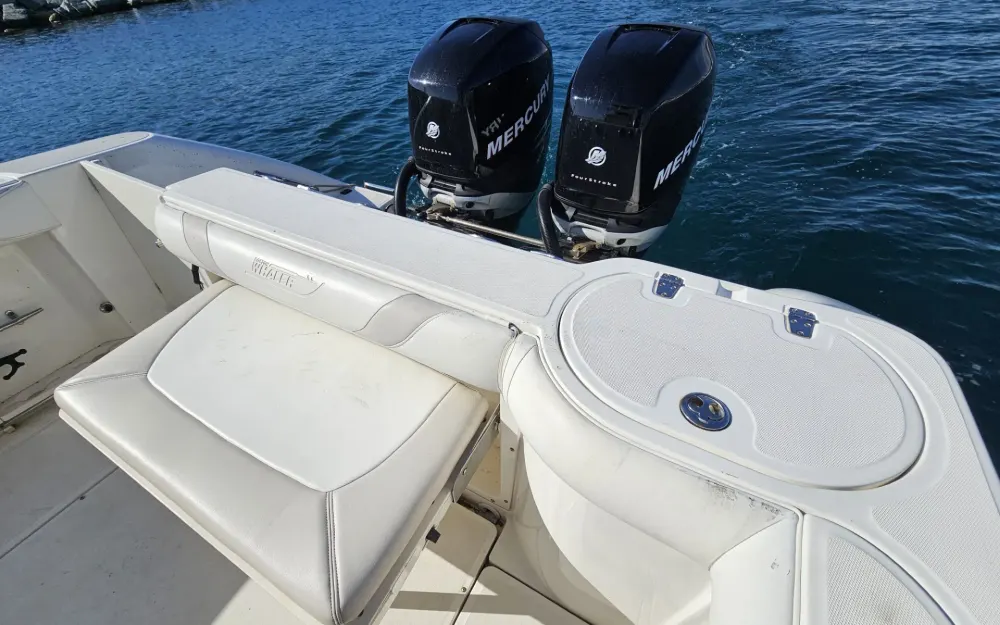 slider 23 Boston Whaler  270 Outrage