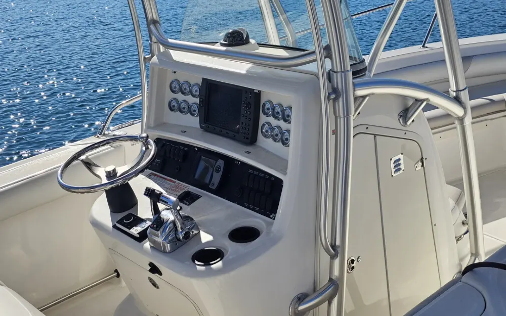 slider 12 Boston Whaler  270 Outrage