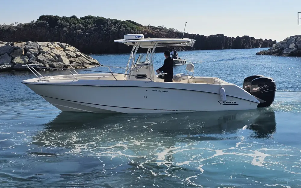 slider 1 Boston Whaler  270 Outrage