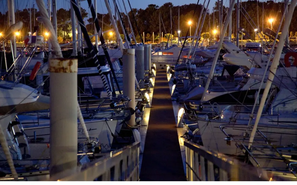 slider 1 Place de port PORT MEDOC