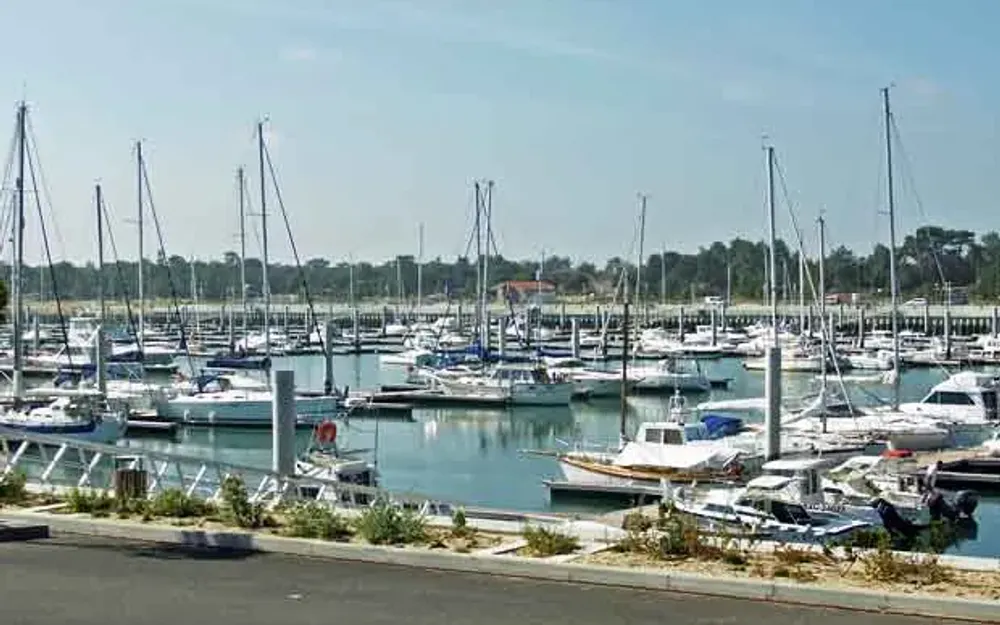 slider 2 Place de port PORT MEDOC