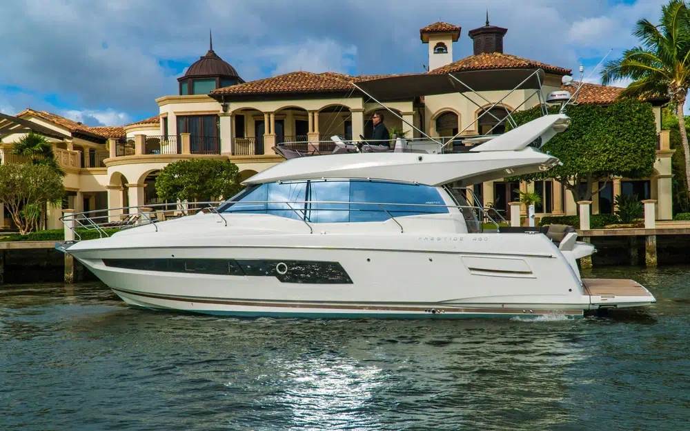 slider 1 Prestige Yachts 460 Fly