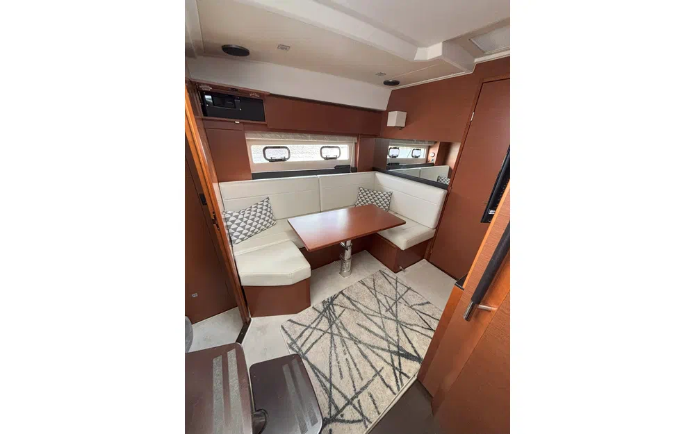 slider 8 Jeanneau Leader 40