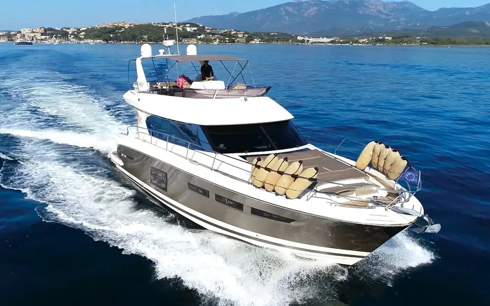 slider 1 Prestige Yachts 620 S