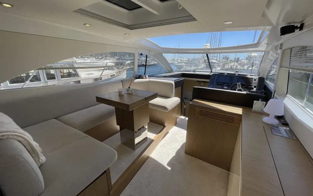 slider 9 Beneteau Gran Turismo 49
