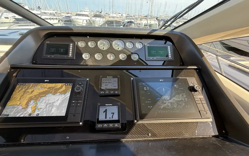slider 10 Sunseeker Predator 60