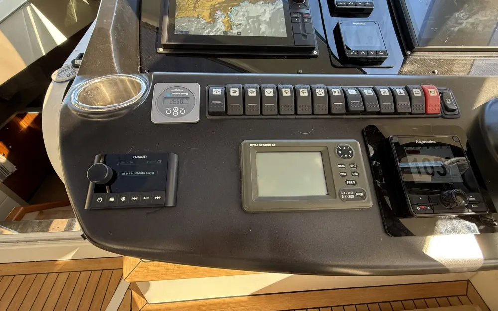 slider 11 Sunseeker Predator 60