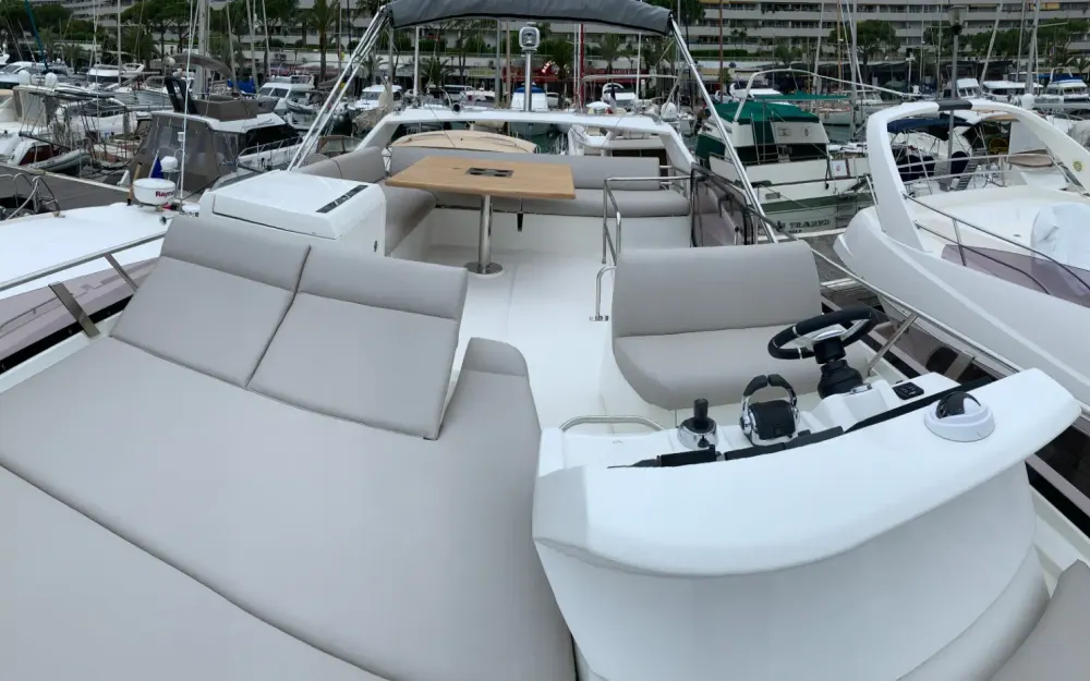 slider 4 Prestige Yachts Prestige 460 Fly