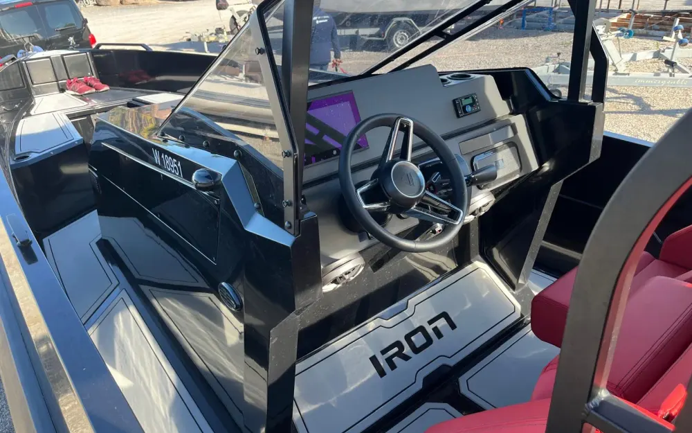 slider 6 Iron Boats 907