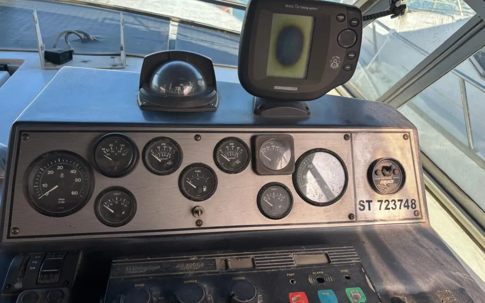 slider 15 Correct Craft Crusader V 8