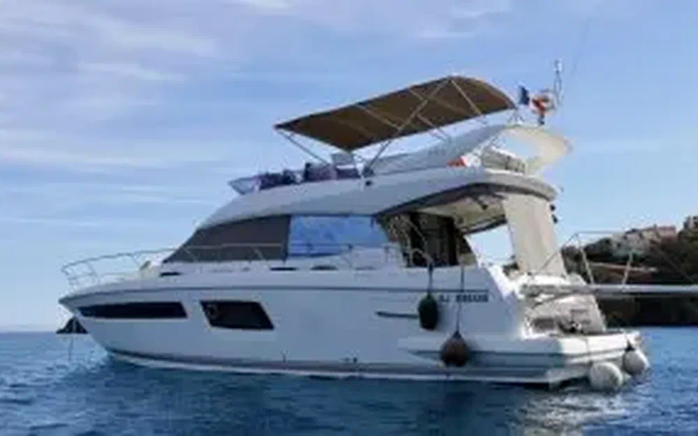 slider 1 Prestige Yachts 500 Fly