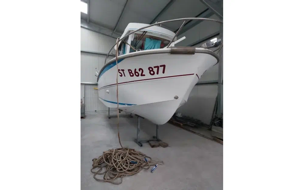 slider 1 Beneteau Antares 7 Fishing