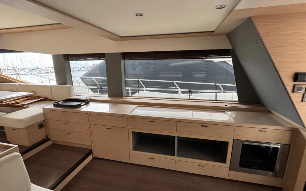 slider 12 Beneteau Grand Trawler 62