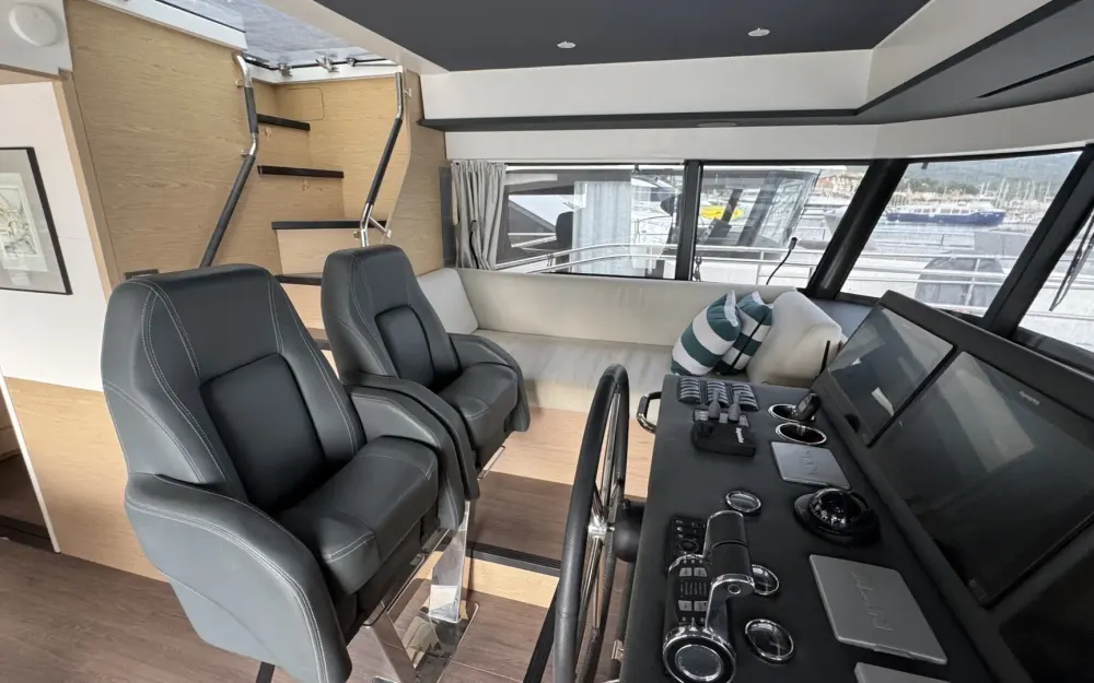slider 16 Beneteau Grand Trawler 62