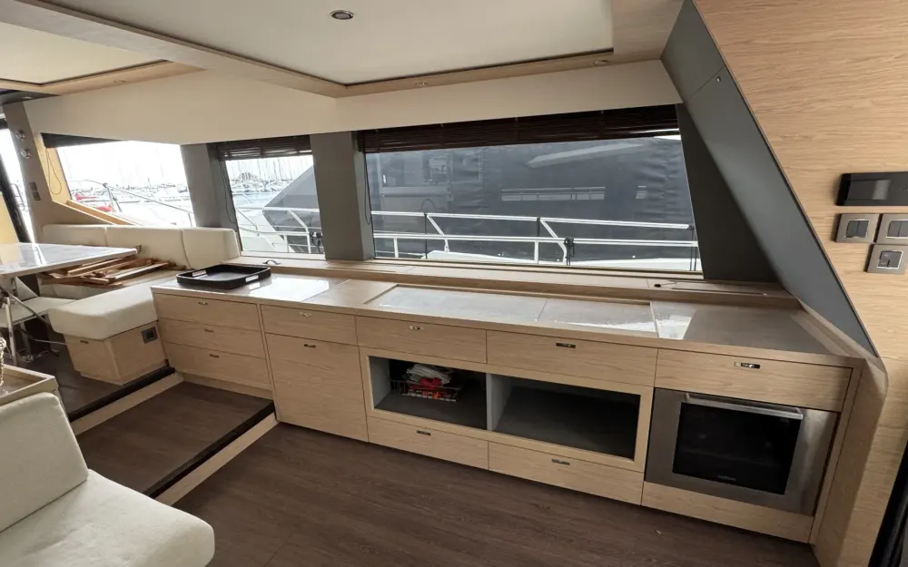 slider 6 Beneteau Grand Trawler 62