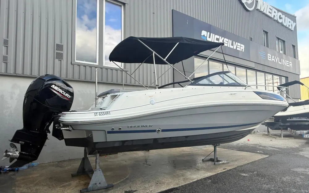 slider 0 Bayliner VR5 Cuddy OB