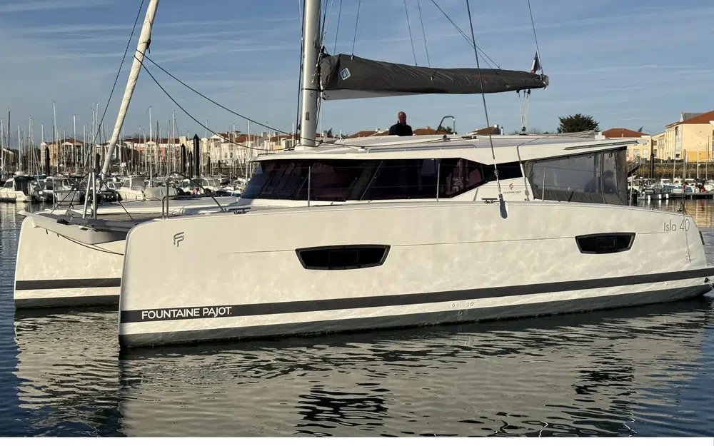 slider 2 Fountaine Pajot Isla 40