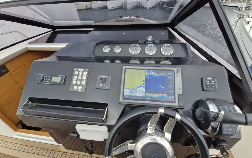 slider 10 De Antonio Yachts D33 Cruiser