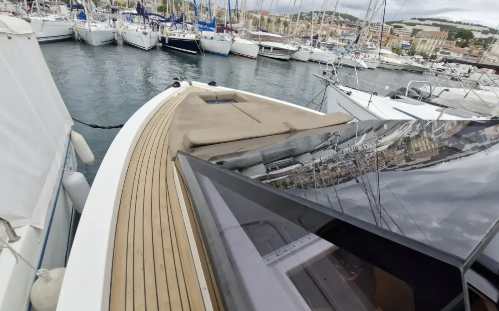 slider 12 De Antonio Yachts D33 Cruiser