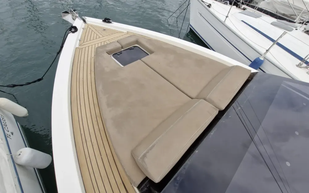 slider 13 De Antonio Yachts D33 Cruiser