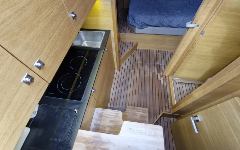 slider 15 De Antonio Yachts D33 Cruiser