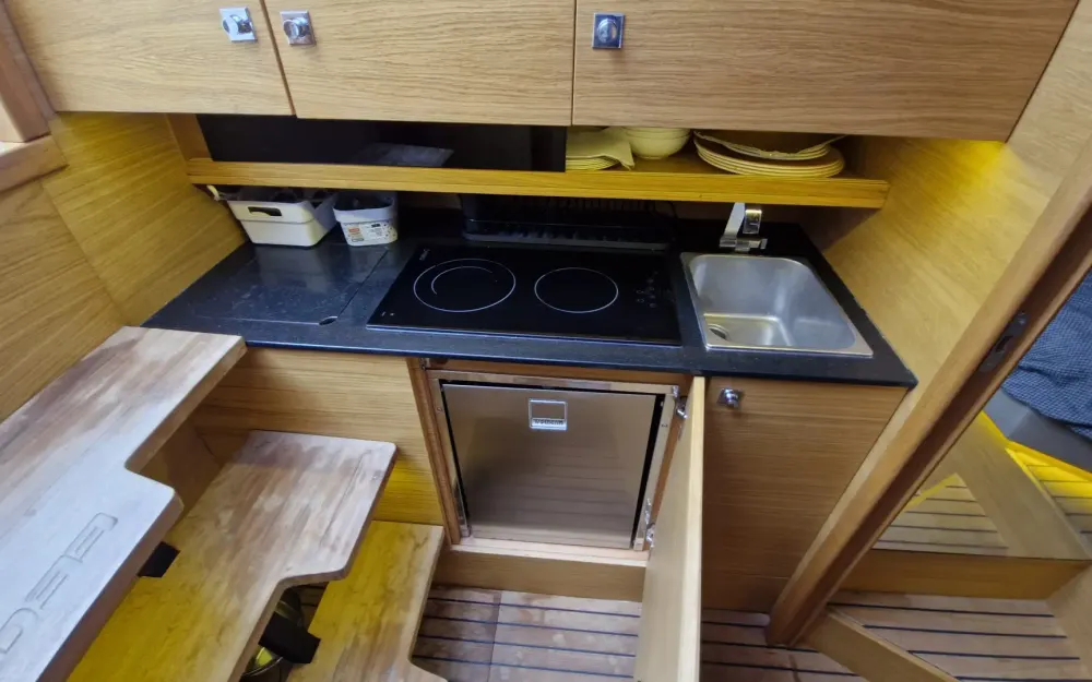 slider 16 De Antonio Yachts D33 Cruiser