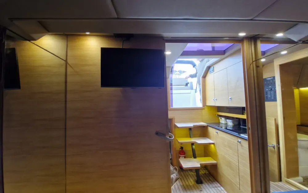 slider 17 De Antonio Yachts D33 Cruiser