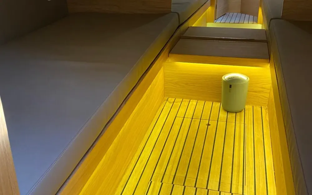 slider 18 De Antonio Yachts D33 Cruiser