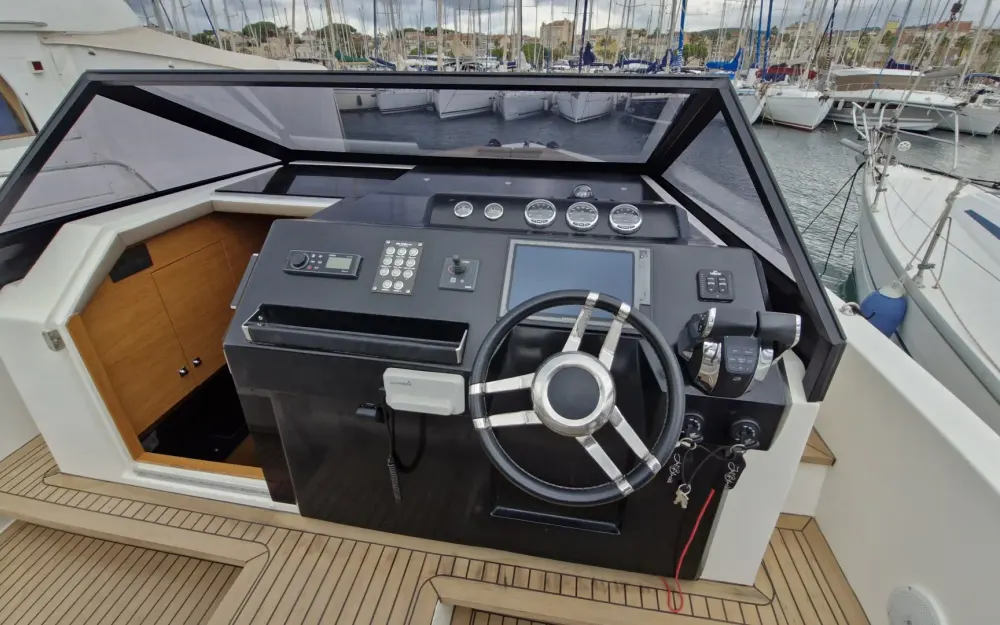 slider 1 De Antonio Yachts D33 Cruiser