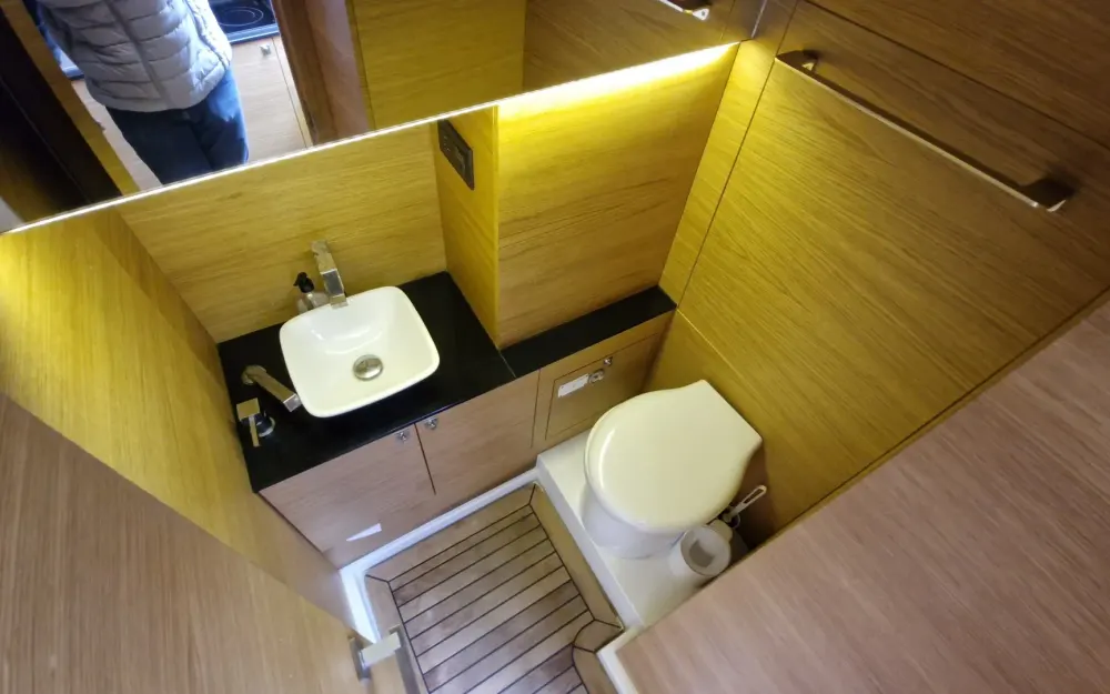 slider 19 De Antonio Yachts D33 Cruiser