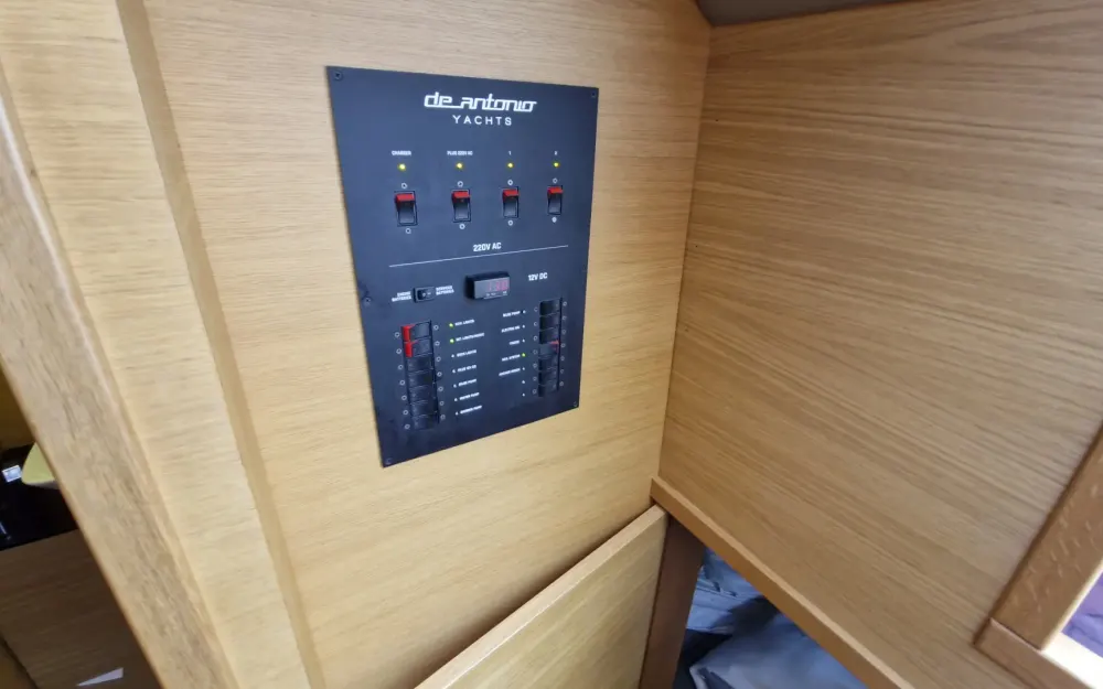 slider 20 De Antonio Yachts D33 Cruiser