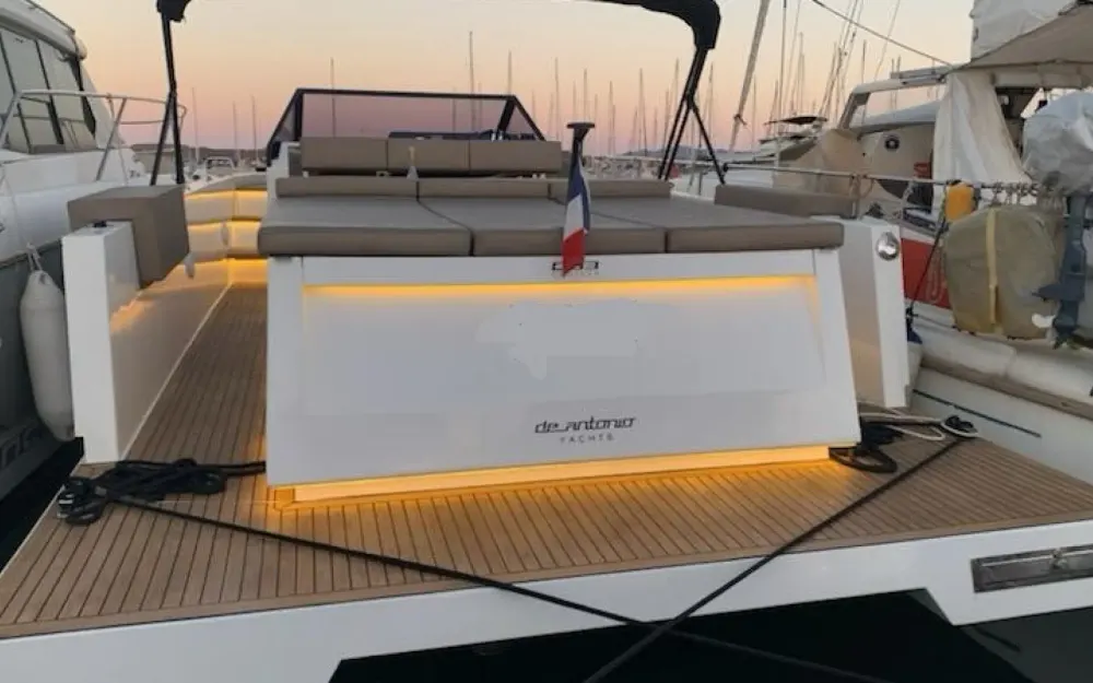 slider 5 De Antonio Yachts D33 Cruiser