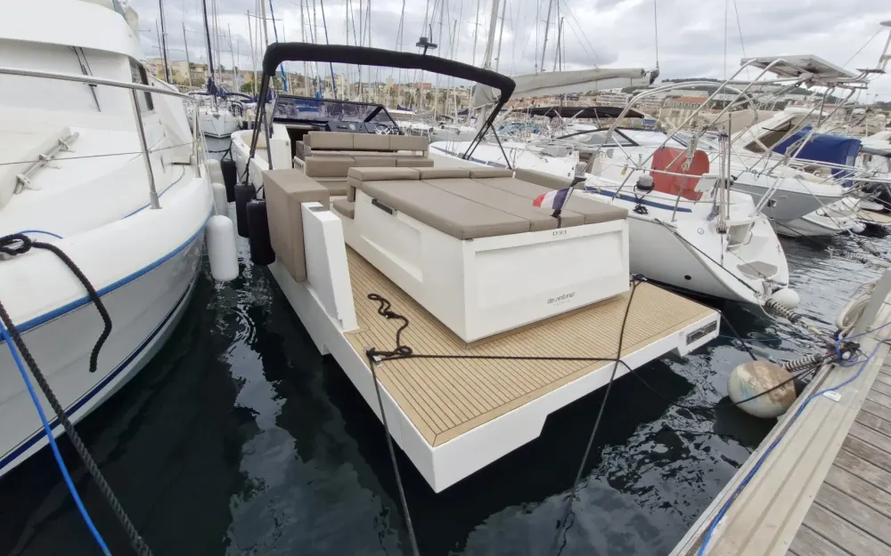 slider 6 De Antonio Yachts D33 Cruiser