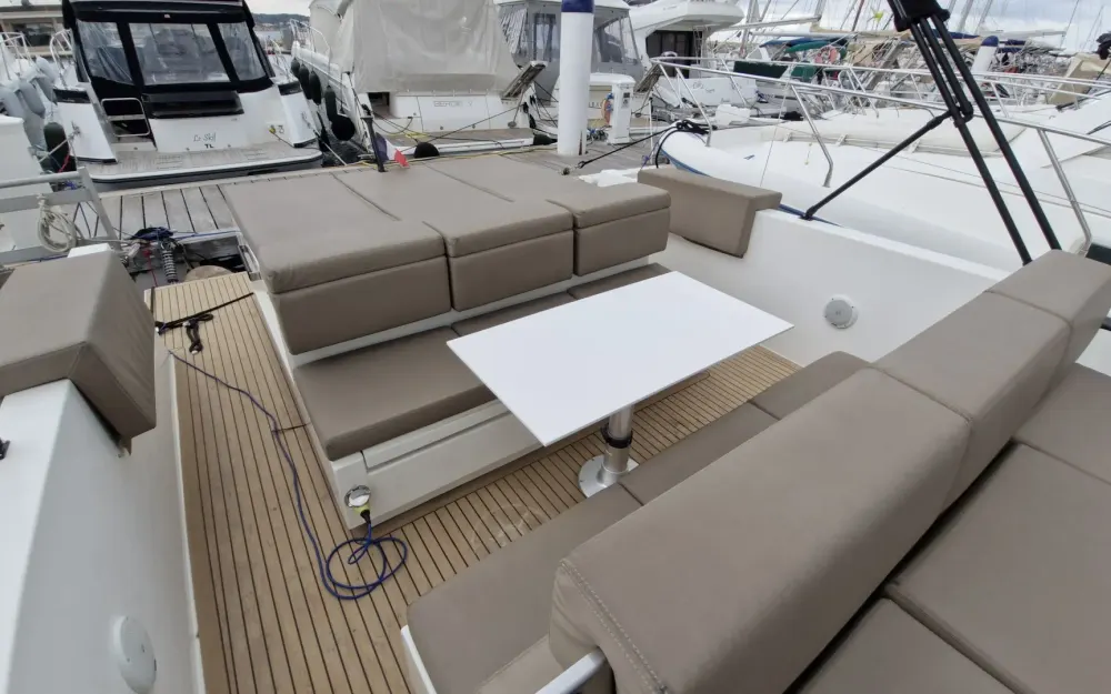 slider 8 De Antonio Yachts D33 Cruiser