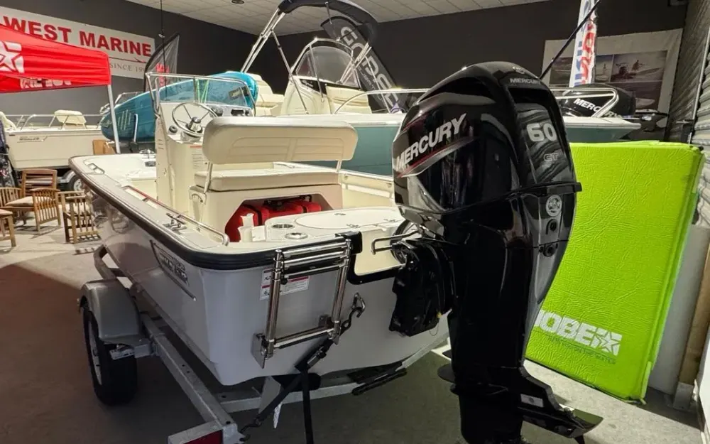 slider 0 Boston Whaler  150 Montauk