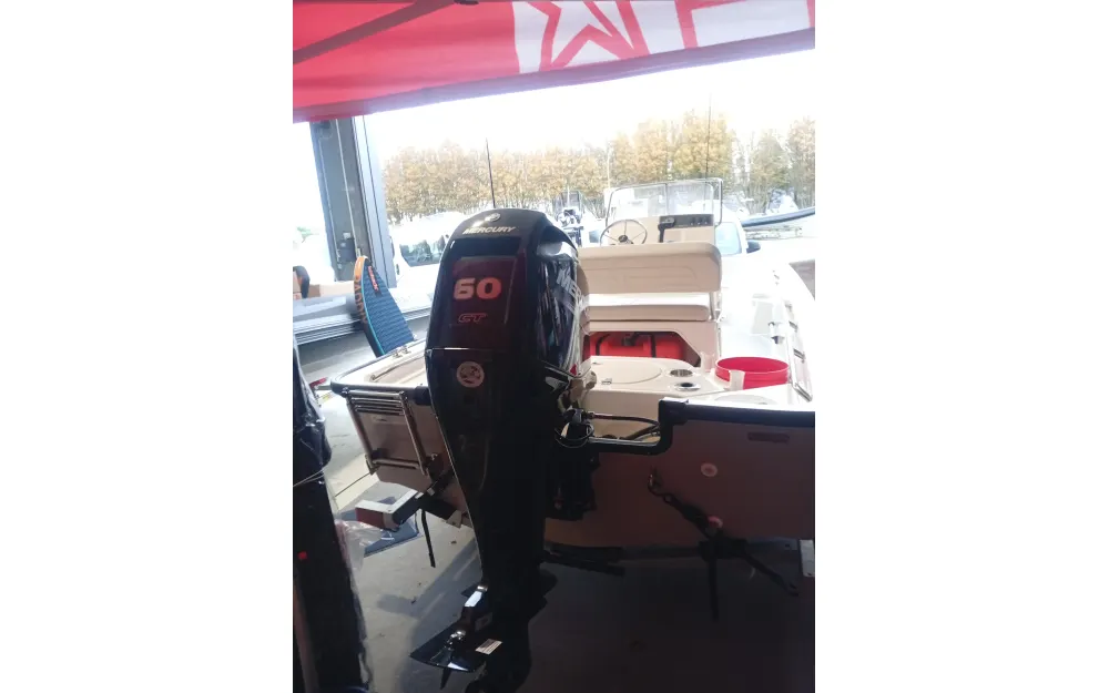 slider 2 Boston Whaler  150 Montauk